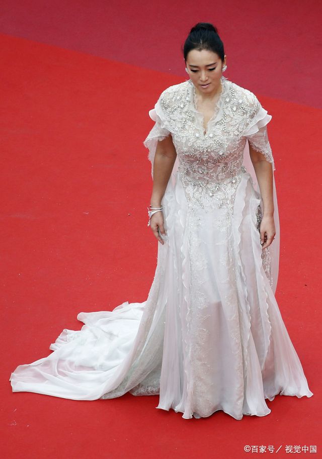 巩俐开启她的第18次戛纳电影节之行,美女穿披风白裙衣袂飘飘仙气十足